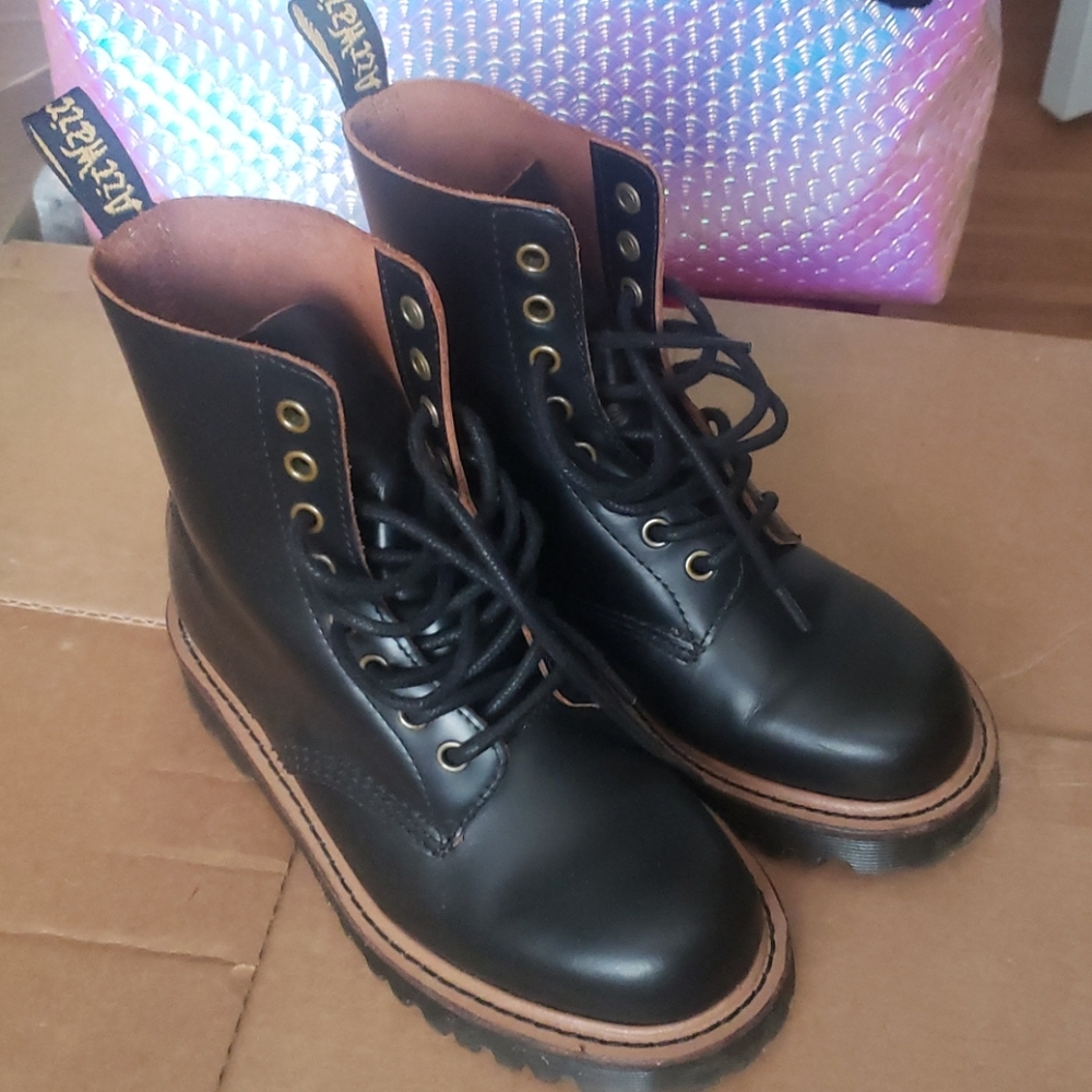 Dr.marten boots with brown rim